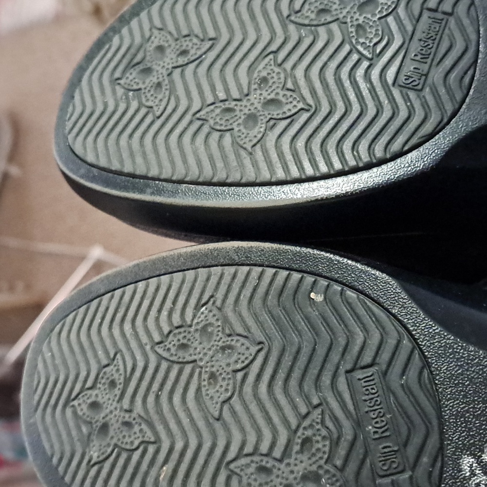 Shoes - Picture 4 of 4